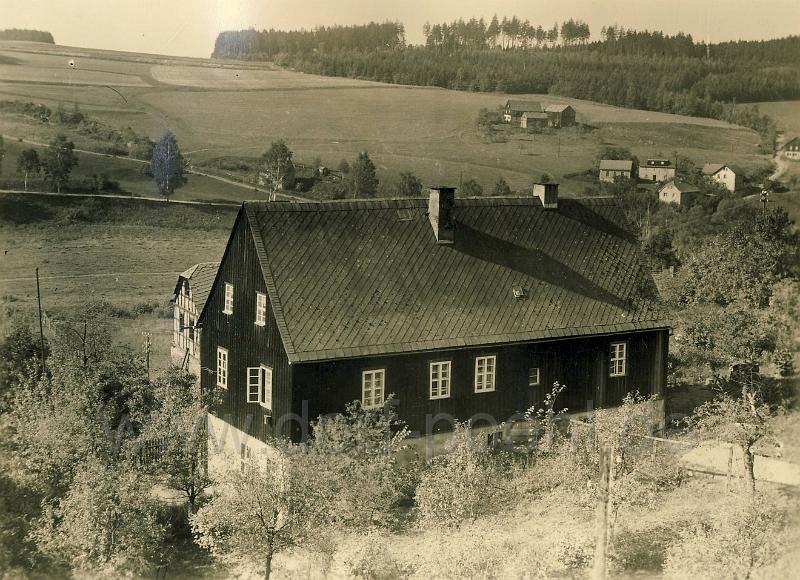 001 (37).jpg - Knapp über dem Hausdach (Pfarrhaus) im Vordergrund kann man die Kreuzung erkennen, wo sich "alte" und "neue" Straße nach Möschwitz trennen. Auf der unbewaldeten Stelle, oben links im Bild, steht heute das Freibad des Zweckverband "Talsperre Pöhl".